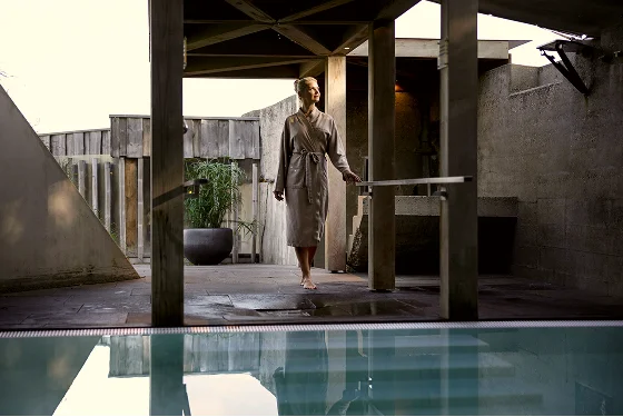 femme qui marche vers une piscine