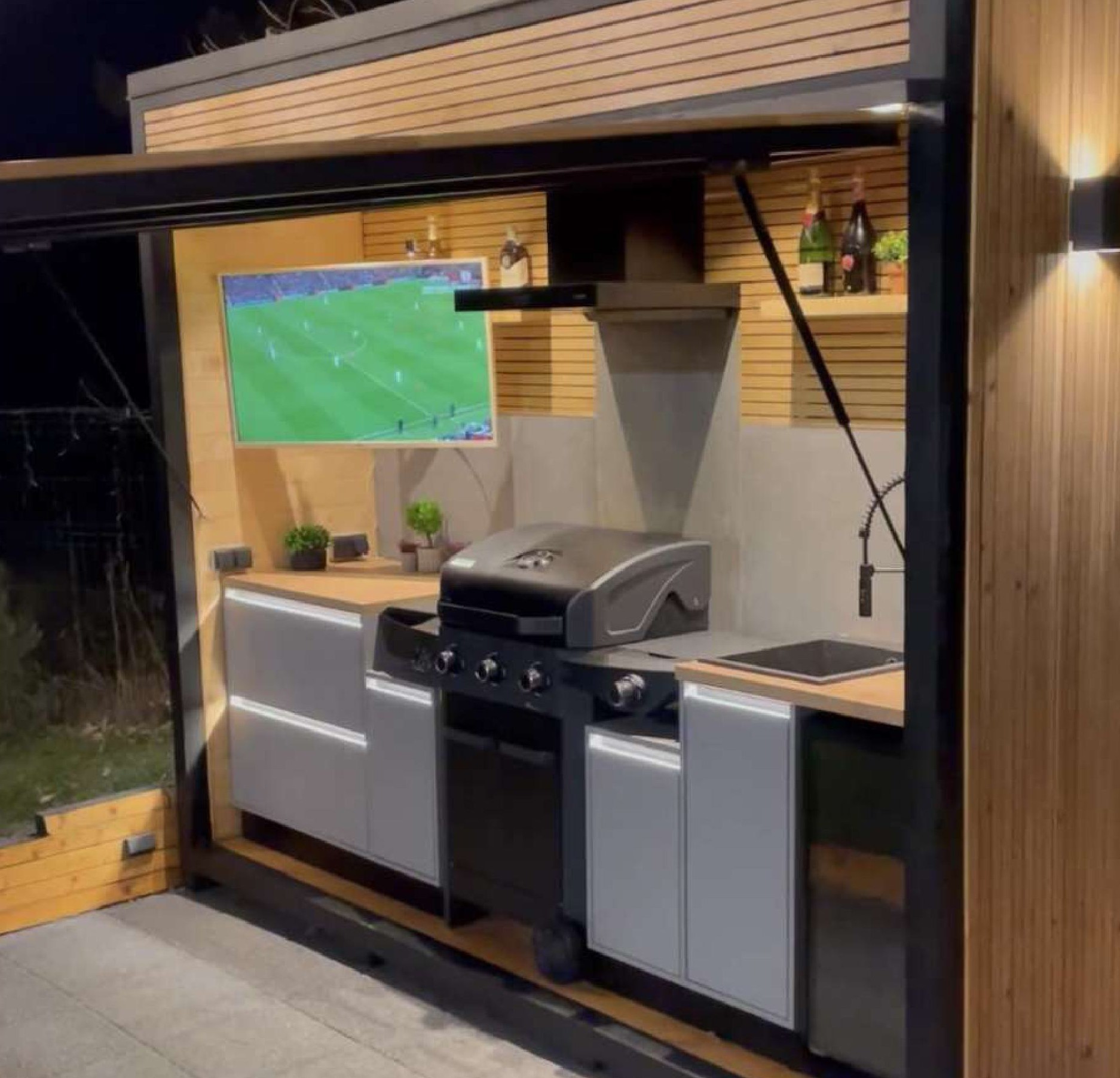 Cuisine de nuit avec TV