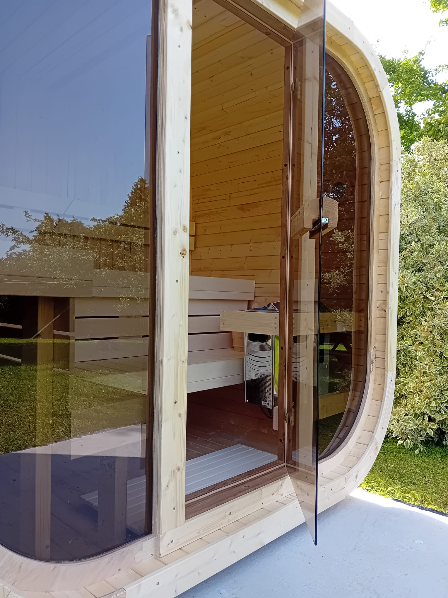 zoom sur la vitre d'un sauna exterieur