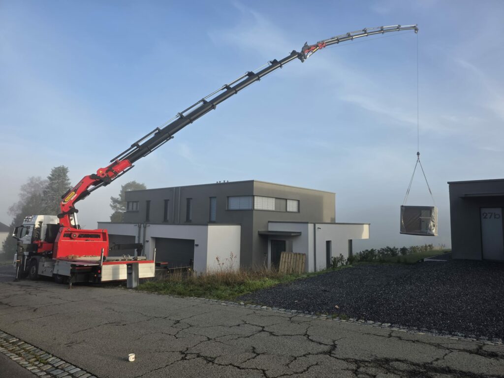 grue qui souleve le sauna dans le jardin